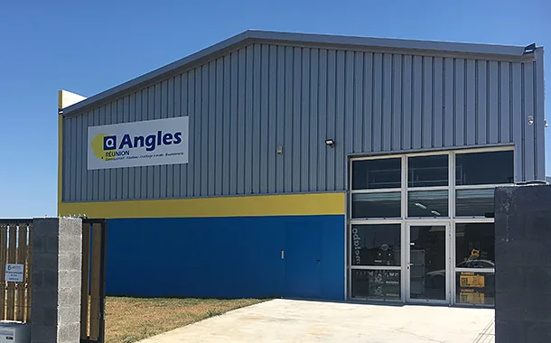 L'entrée vitrée du magasin Angles de Saint-Pierre, sous l'enseigne