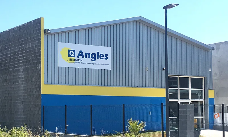 La façade du magasin Quincaillerie Angles de Saint-Pierre, bleue et jaune, avec son enseigne Angles Réunion