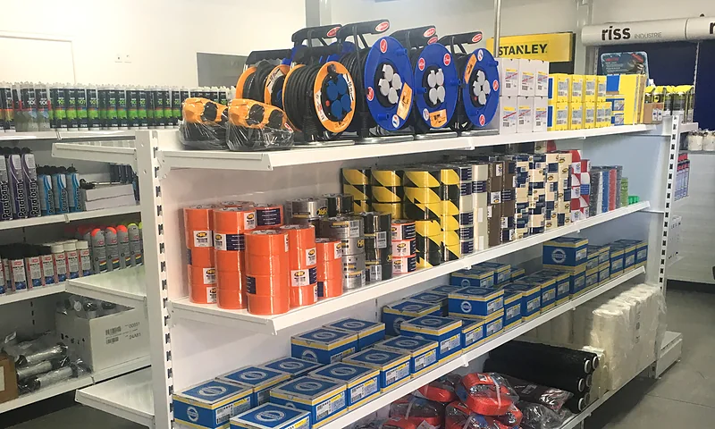 Un rayon du magasin : enrouleurs électriques, rubans adhésifs, mastics et boîtes de fixation